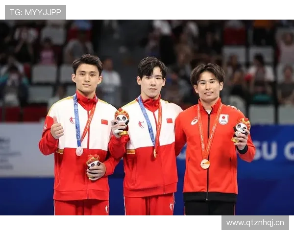 张博恒路边吃烤串那表情，和领奖台上完全不是一个人