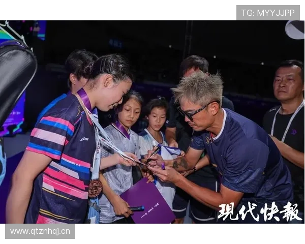 林丹拎着菜篮子站在豪车旁，那画面隔壁阿姨都懵了